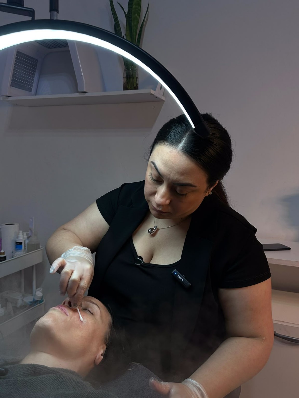 Daiana Henríquez trabajando la piel de una paciente en Dale Nena